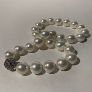 Elegant Shell Pearl Necklace with Magnetic Clasp in Pearl White 15mm